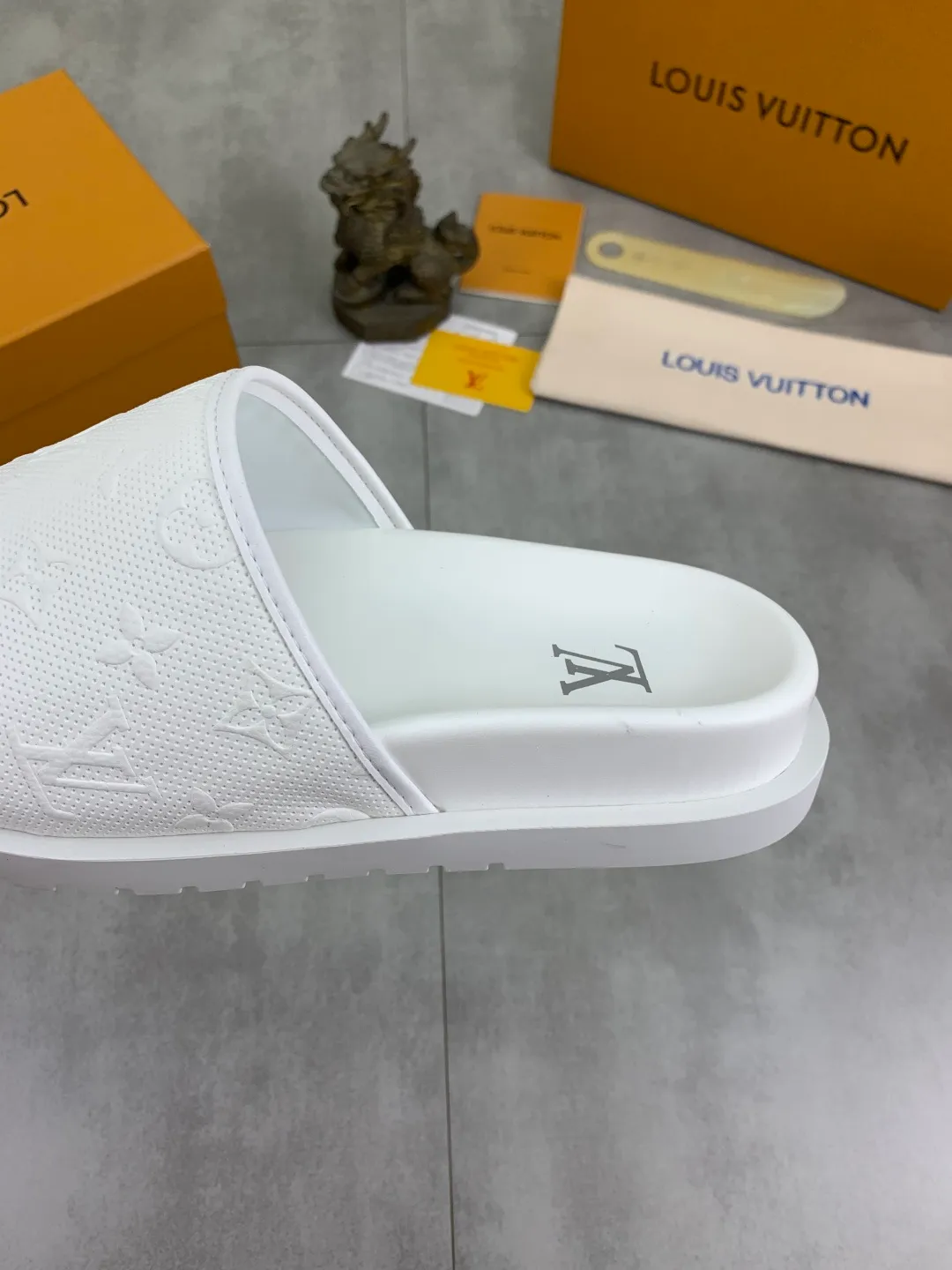 Men's shoes 💰P300💰【New style】🆘 Original quality 【LOUIS VUITTON】The popular Louis Vuitton LV men's slippers on the official website are on sale simultaneously! Original fabric imported from Italy, original factory special supply, code number: 38-44 (45 customized), many colors available